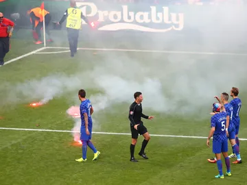 El lanzamiento de bengalas obligó a parar el Croacia - República Checa El lanzamiento de bengalas obligó a parar el Croacia - República Checa