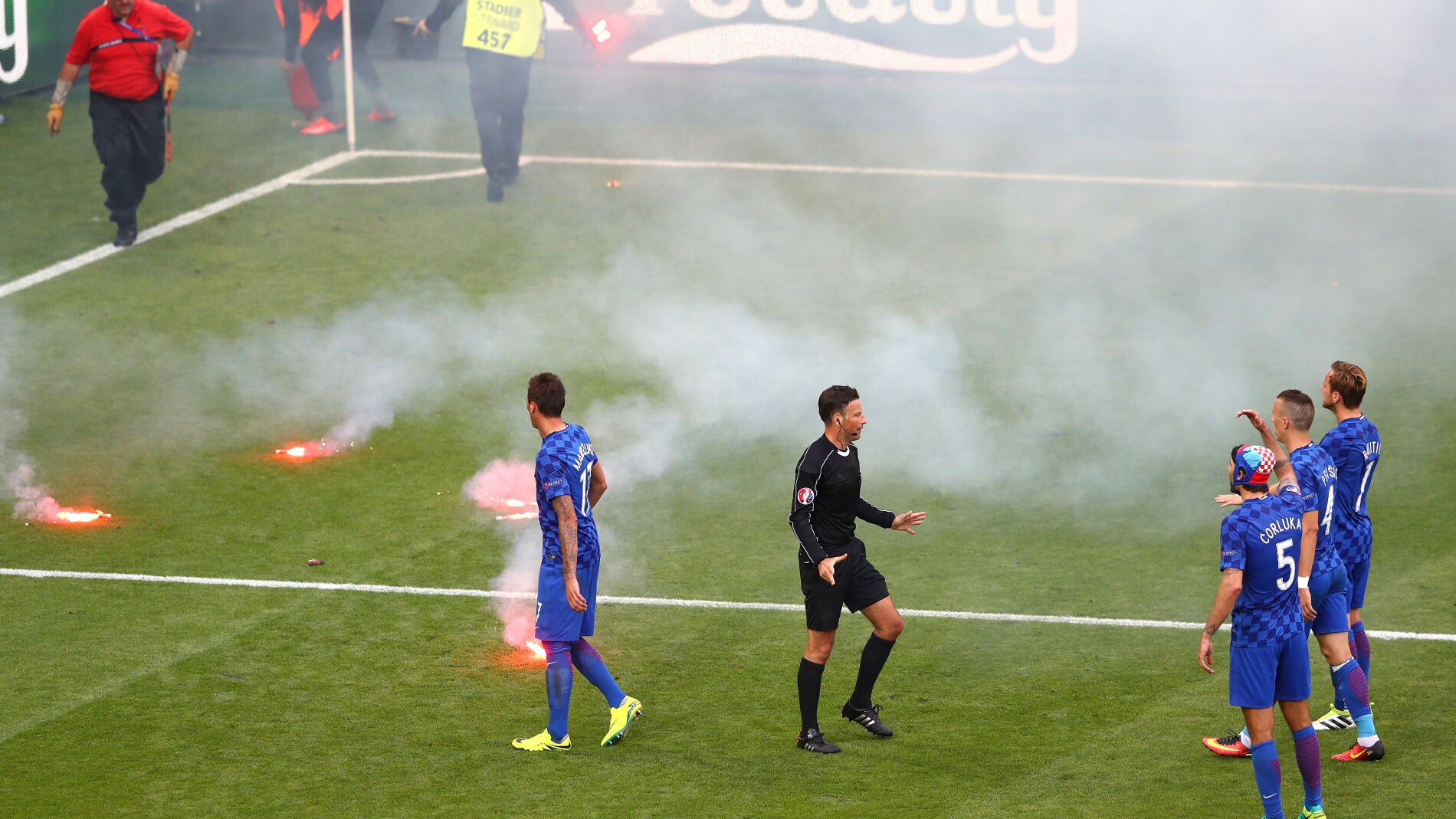 El lanzamiento de bengalas oblig&oacute; a parar el Croacia - Rep&uacute;blica Checa