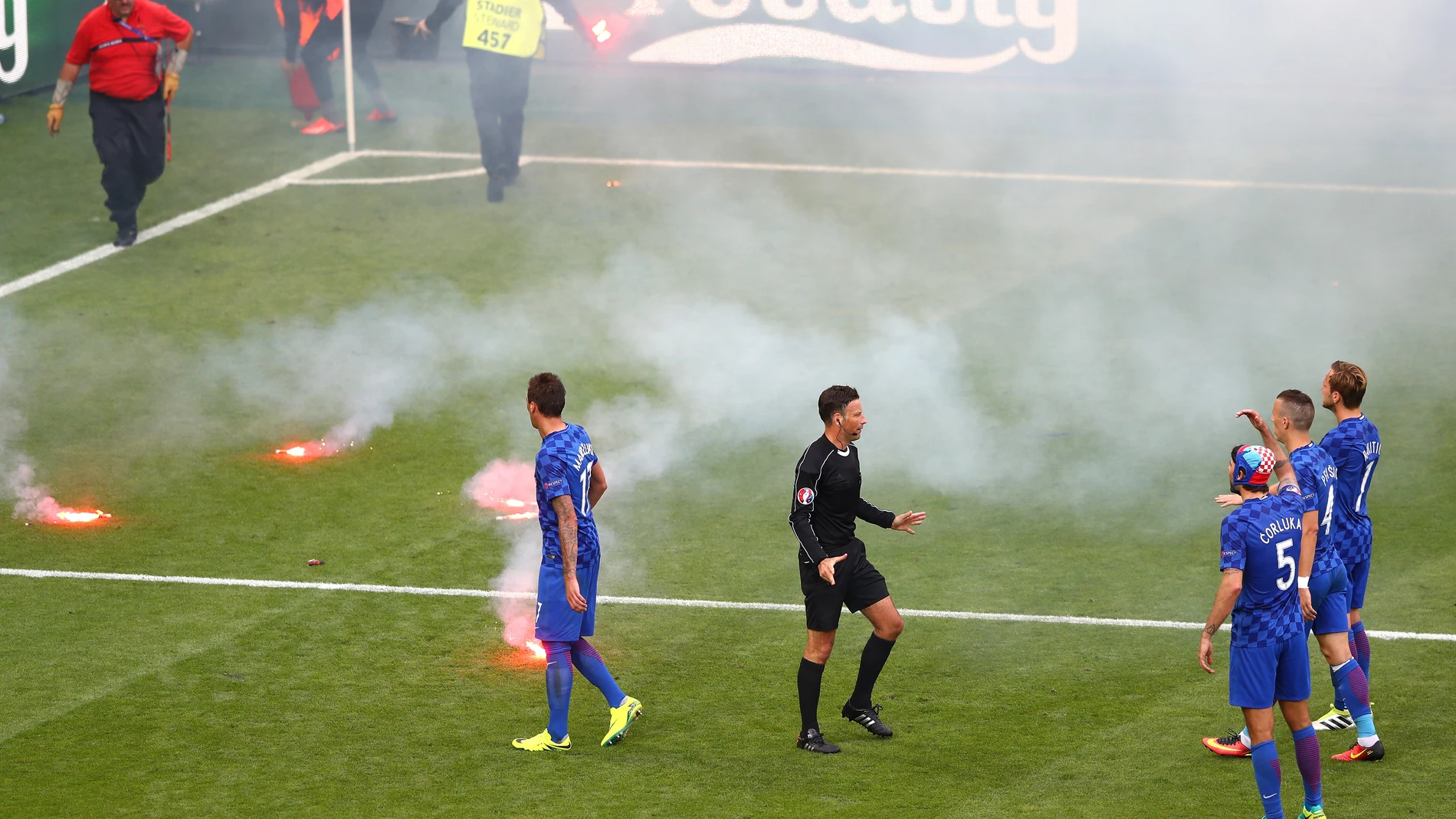 El lanzamiento de bengalas obligó a parar el Croacia - República Checa El lanzamiento de bengalas obligó a parar el Croacia - República Checa