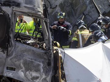 Efectivos de los Bomberos de Murcia rescatan a tres víctimas.