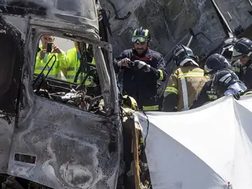 Efectivos de los Bomberos de Murcia rescatan a tres víctimas. Efectivos de los Bomberos de Murcia rescatan a tres víctimas.