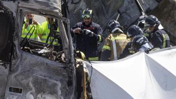 Efectivos de los Bomberos de Murcia rescatan a tres víctimas.