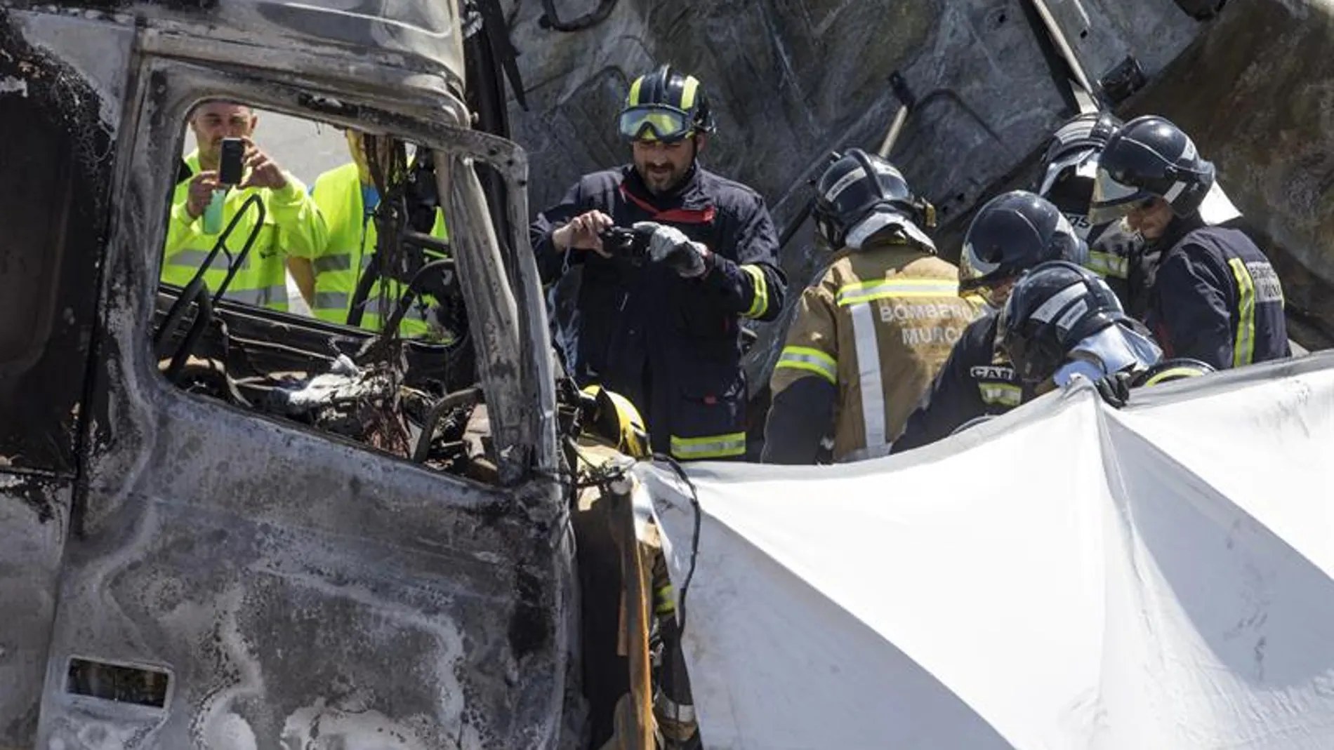 Efectivos de los Bomberos de Murcia rescatan a tres víctimas. Efectivos de los Bomberos de Murcia rescatan a tres víctimas.