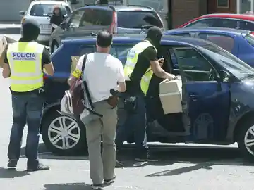 Mossos d'Esquadra transportan cajas con material incautado en el Hotel Arrahona, de Sabadell Mossos d'Esquadra transportan cajas con material incautado en el Hotel Arrahona, de Sabadell