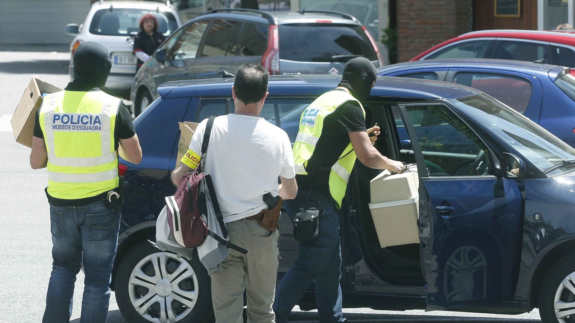 Mossos d'Esquadra transportan cajas con material incautado en el Hotel Arrahona, de Sabadell 