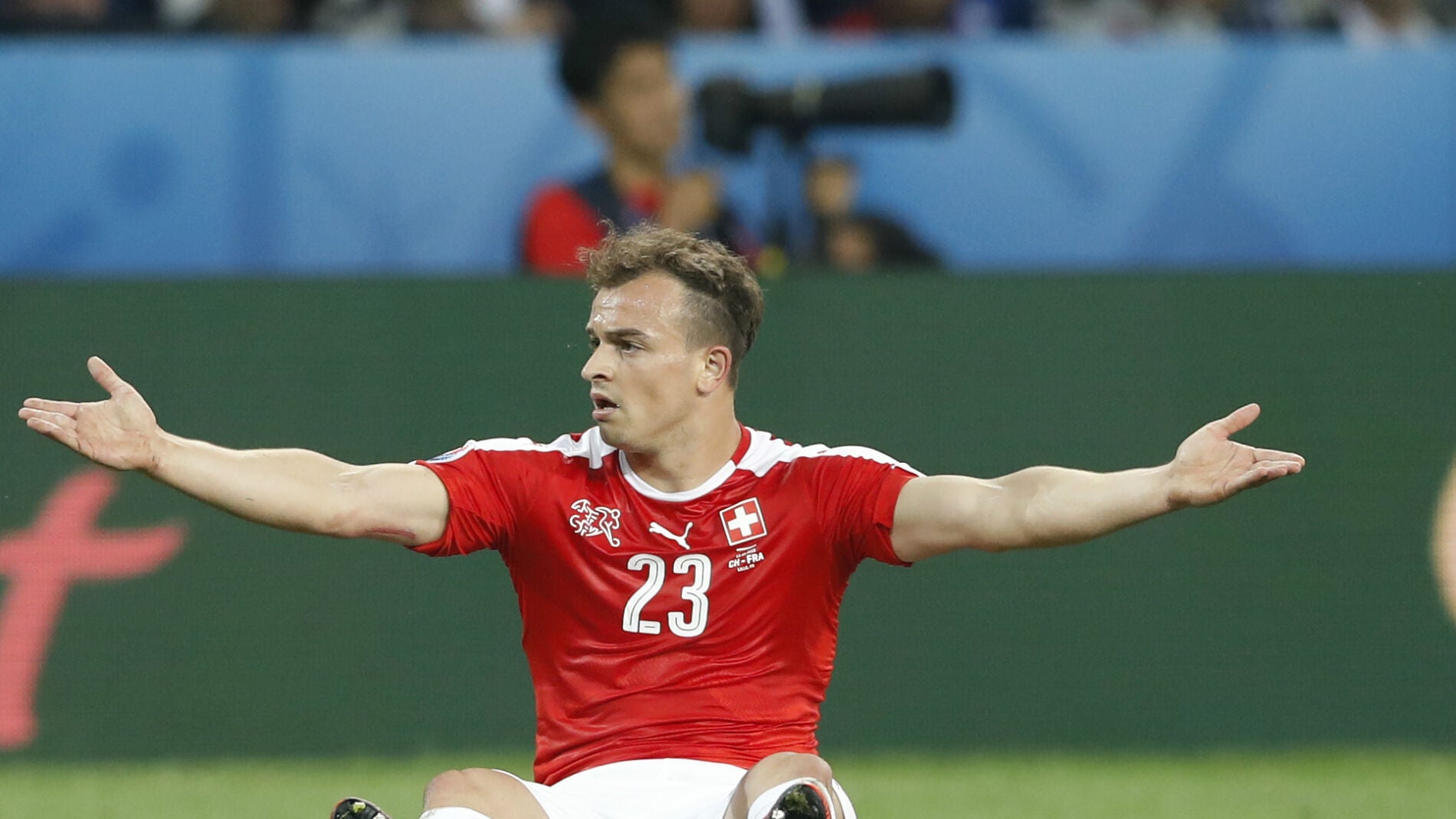 Xherdan Saqiri protesta una acci&oacute;n durante el Suiza - Francia