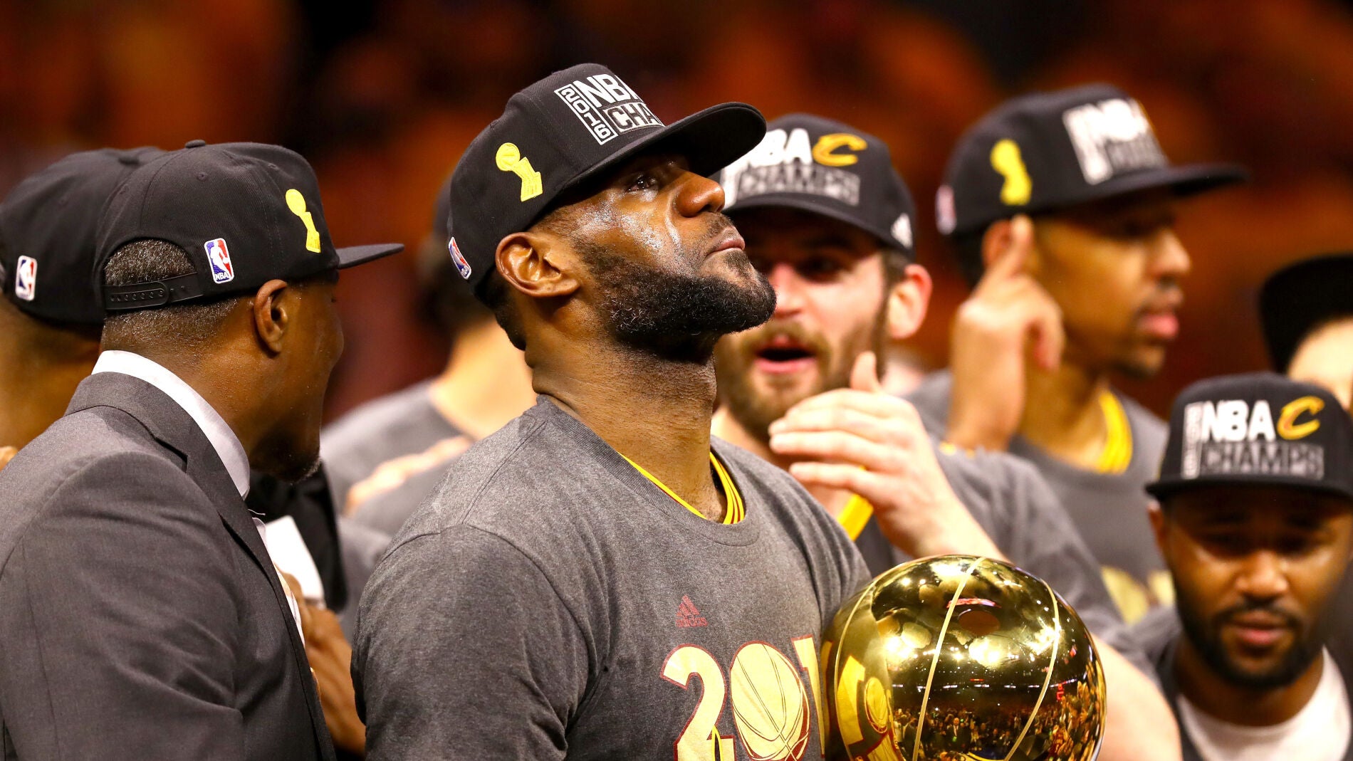 LeBron James, emocionado tras recoger el t&iacute;tulo de la NBA