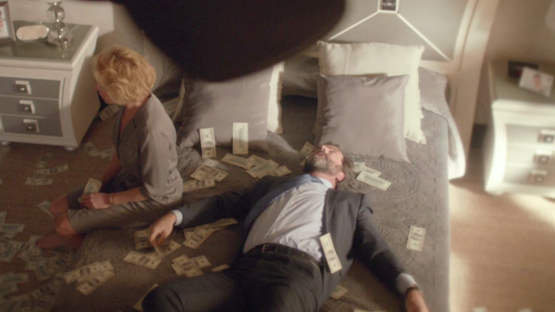 Luis y Claudia encuentran dinero en el falso techo de su casa