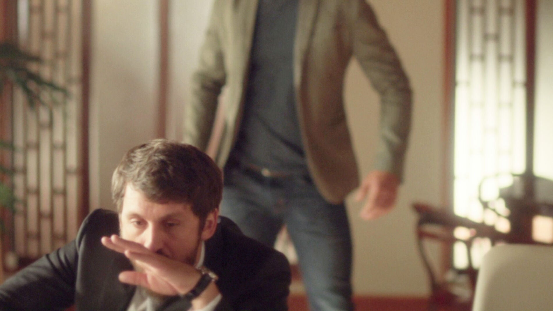 Roberto da un pu&ntilde;etazo a su hermano Eduardo