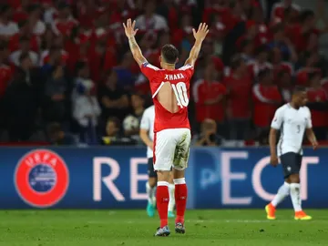 Xhaka, con la camiseta rota durante el Suiza - Francia Xhaka, con la camiseta rota durante el Suiza - Francia