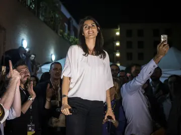 Virginia Raggi del Movimiento Cinco Estrellas se dirige a sus seguidores anoche en Roma Virginia Raggi del Movimiento Cinco Estrellas se dirige a sus seguidores anoche en Roma