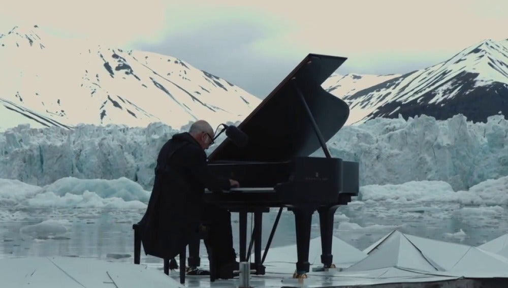 Frame 51.769289 de: Concierto de piano entre los hielos del Ártico