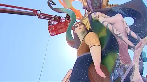 Vista del montaje de un monumento Vista del montaje de un monumento