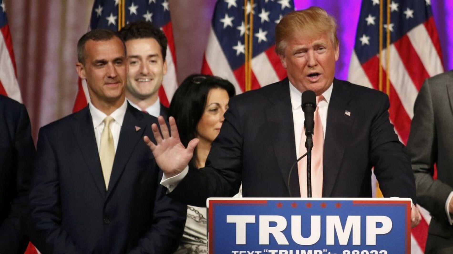 Corey Lewandowski con Donald Trump en un mitin