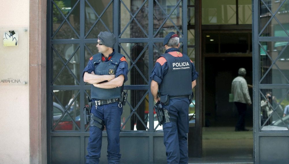 Dos Mossos d'Esquadra, en la entrada del Hotel Arrahona, de Sabadell