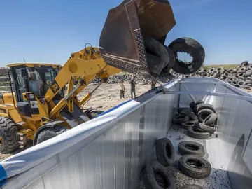 Recogen los neumáticos no quemados en Seseña Recogen los neumáticos no quemados en Seseña