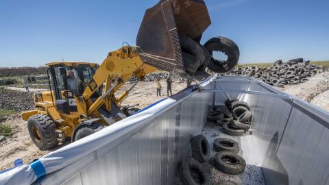 Recogen los neum&aacute;ticos no quemados en Sese&ntilde;a