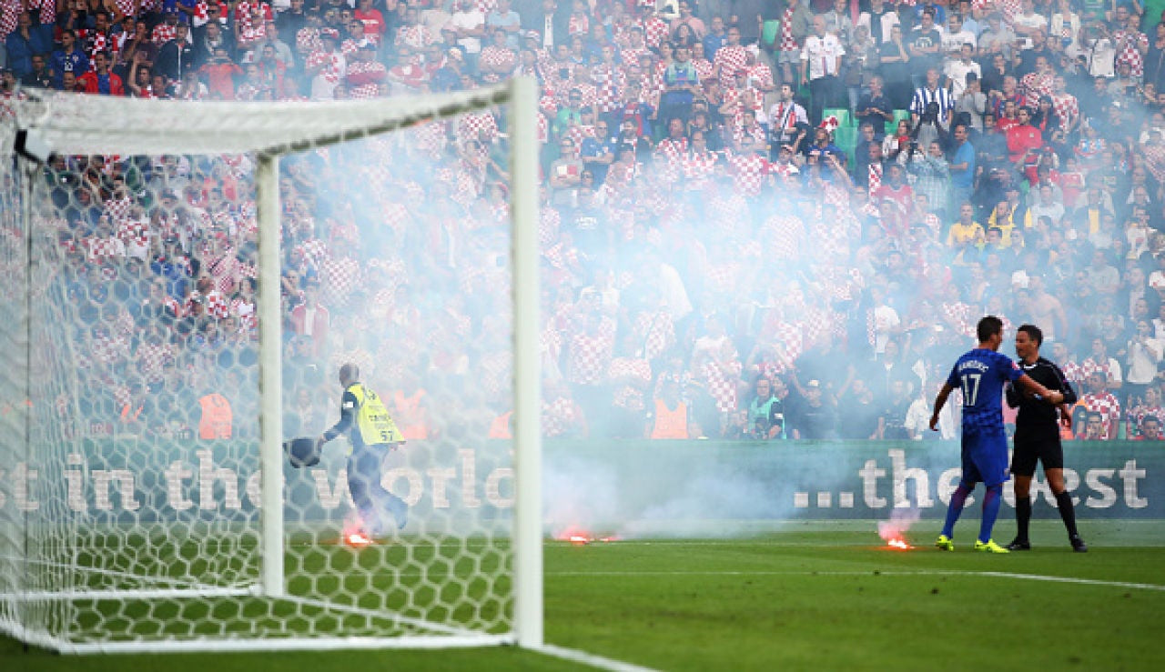 Ultras croatas lanzan begalas durante el República Checa - Croacia Ultras croatas lanzan begalas durante el República Checa - Croacia
