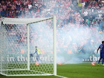 Ultras croatas lanzan begalas durante el República Checa - Croacia Ultras croatas lanzan begalas durante el República Checa - Croacia