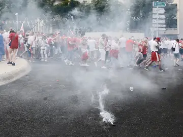 La Policía dispersa a aficionados polacos en Marsella La Policía dispersa a aficionados polacos en Marsella