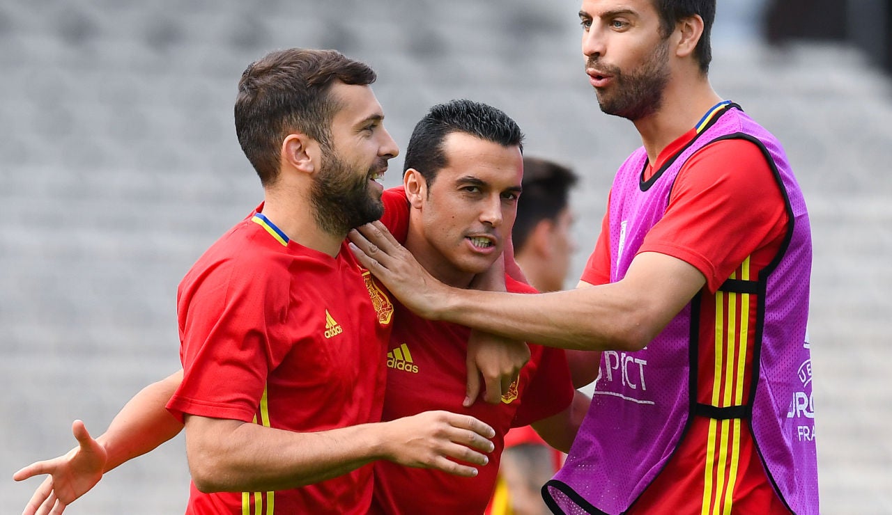 Pedro, junto a Piqué y Jordi Alba en un entrenamiento de la Selección Pedro, junto a Piqué y Jordi Alba en un entrenamiento de la Selección