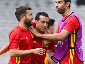 Pedro, junto a Piqué y Jordi Alba en un entrenamiento de la Selección