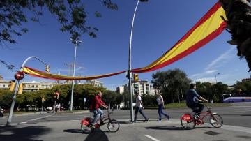 Aparecen grandes banderas españolas en monumentos y calles de Barcelona