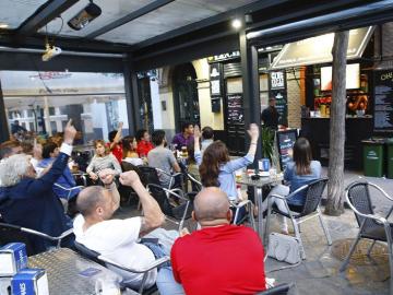 Seguidores de la selección española ven en un bar el partido entre España y Turquía