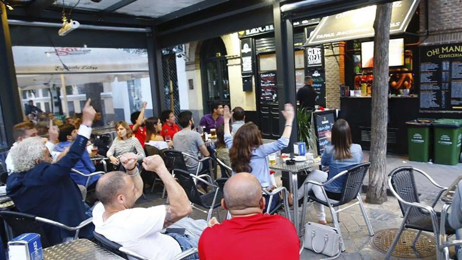 Seguidores de la selección española ven en un bar el partido entre España y Turquía Seguidores de la selección española ven en un bar el partido entre España y Turquía