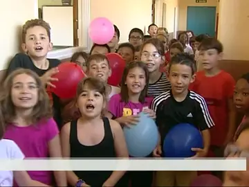 Un grupo de niños da la bienvenida a las vacaciones del colegio Un grupo de niños da la bienvenida a las vacaciones del colegio