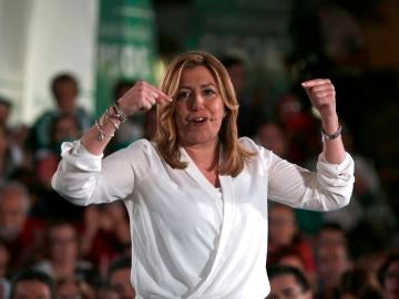 Susana Díaz, durante el acto electoral que los socialistas han celebrado esta noche en la localidad almeriense de Roquetas de Mar