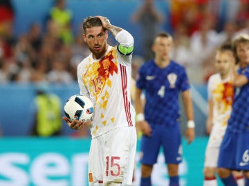 Sergio Ramos coge el balón ante Croacia