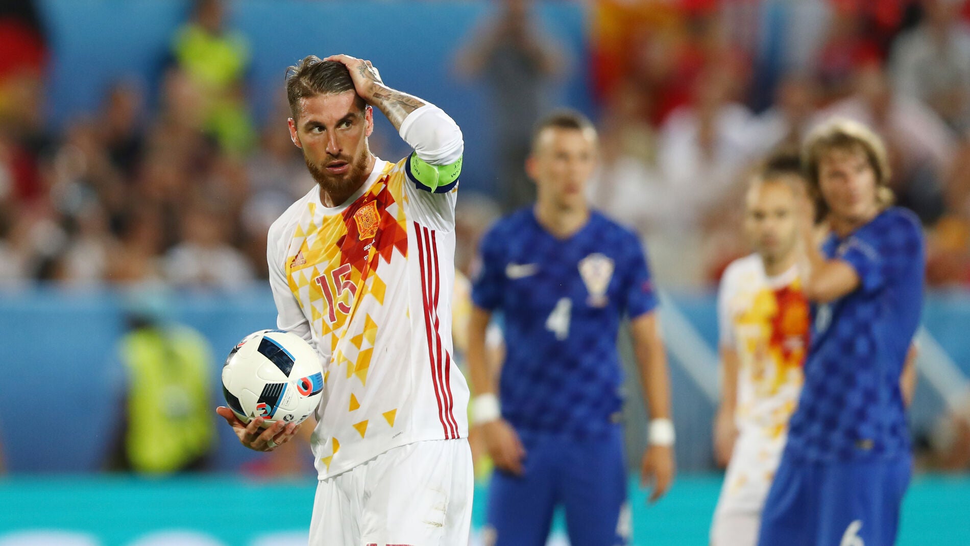 Sergio Ramos coge el bal&oacute;n ante Croacia