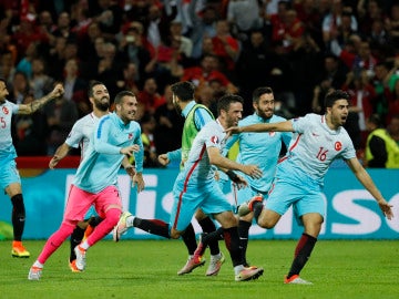 Ozan Tufan celebra su gol ante la República Checa
