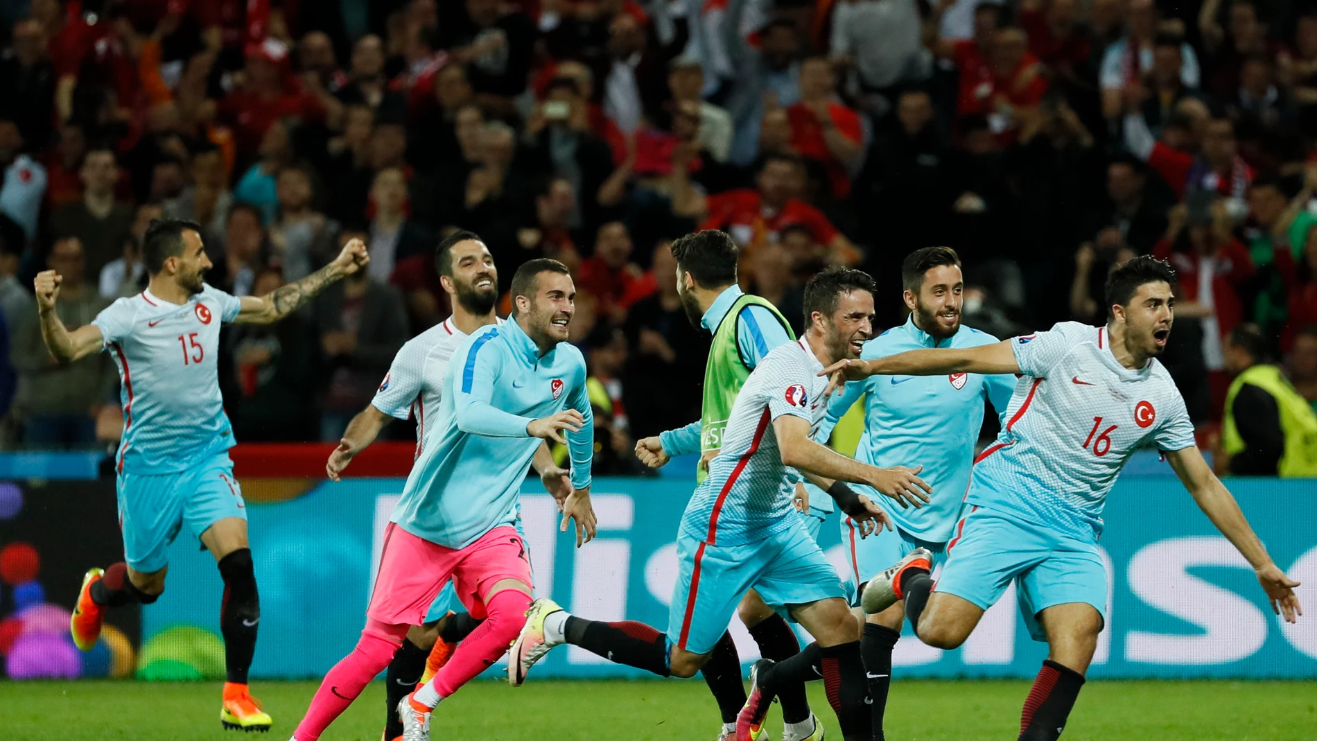 Ozan Tufan celebra su gol ante la República Checa Ozan Tufan celebra su gol ante la República Checa