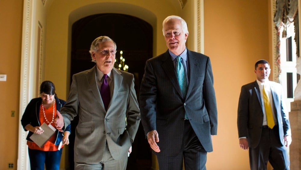 El líder de la mayoría republicana del Senado, Mitch McConnell y el senador republicano de Texas, John Cornyn