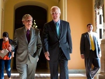 El líder de la mayoría republicana del Senado, Mitch McConnell y el senador republicano de Texas, John Cornyn 