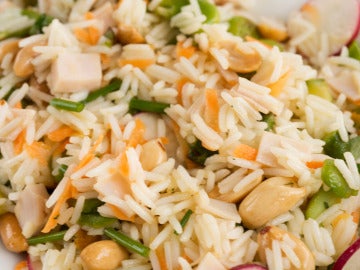 Ensalada de arroz con pavo y cacahuetes Ensalada de arroz con pavo y cacahuetes