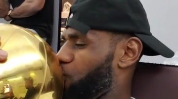 LeBron James besa el trofeo de campeón de la NBA