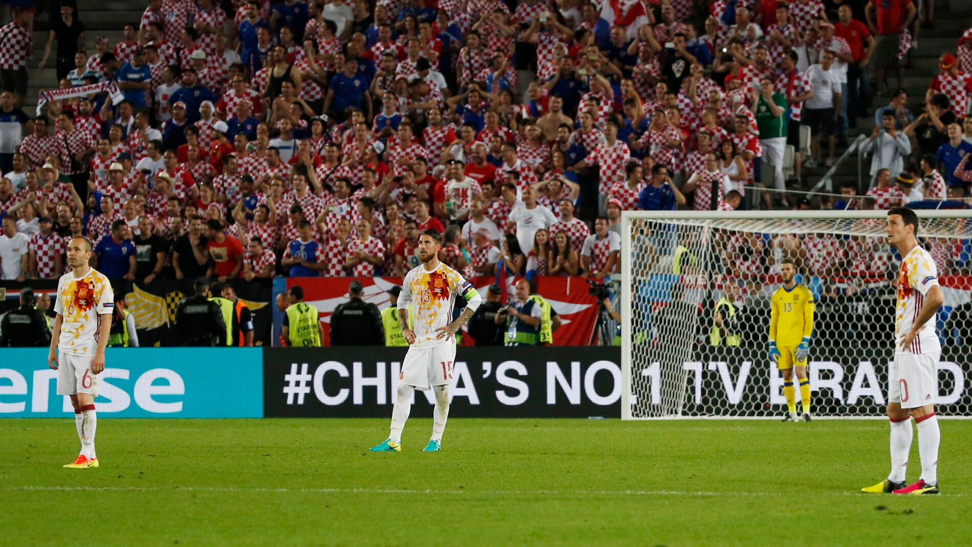 Los jugadores de la selecci&oacute;n espa&ntilde;ola se lamentan ante Croacia