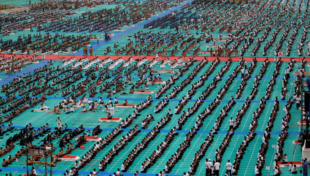 30.000 practicando yoga en la India