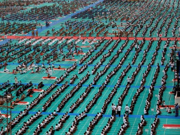 30.000 practicando yoga en la India