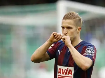 Keko celebrando un gol con el Eibar Keko celebrando un gol con el Eibar