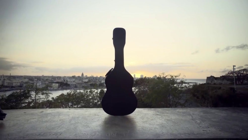 Frame 23.104221 de: La última guitarra de Paco de Lucía recorre Iberoamérica para rendir homenaje a su dueño