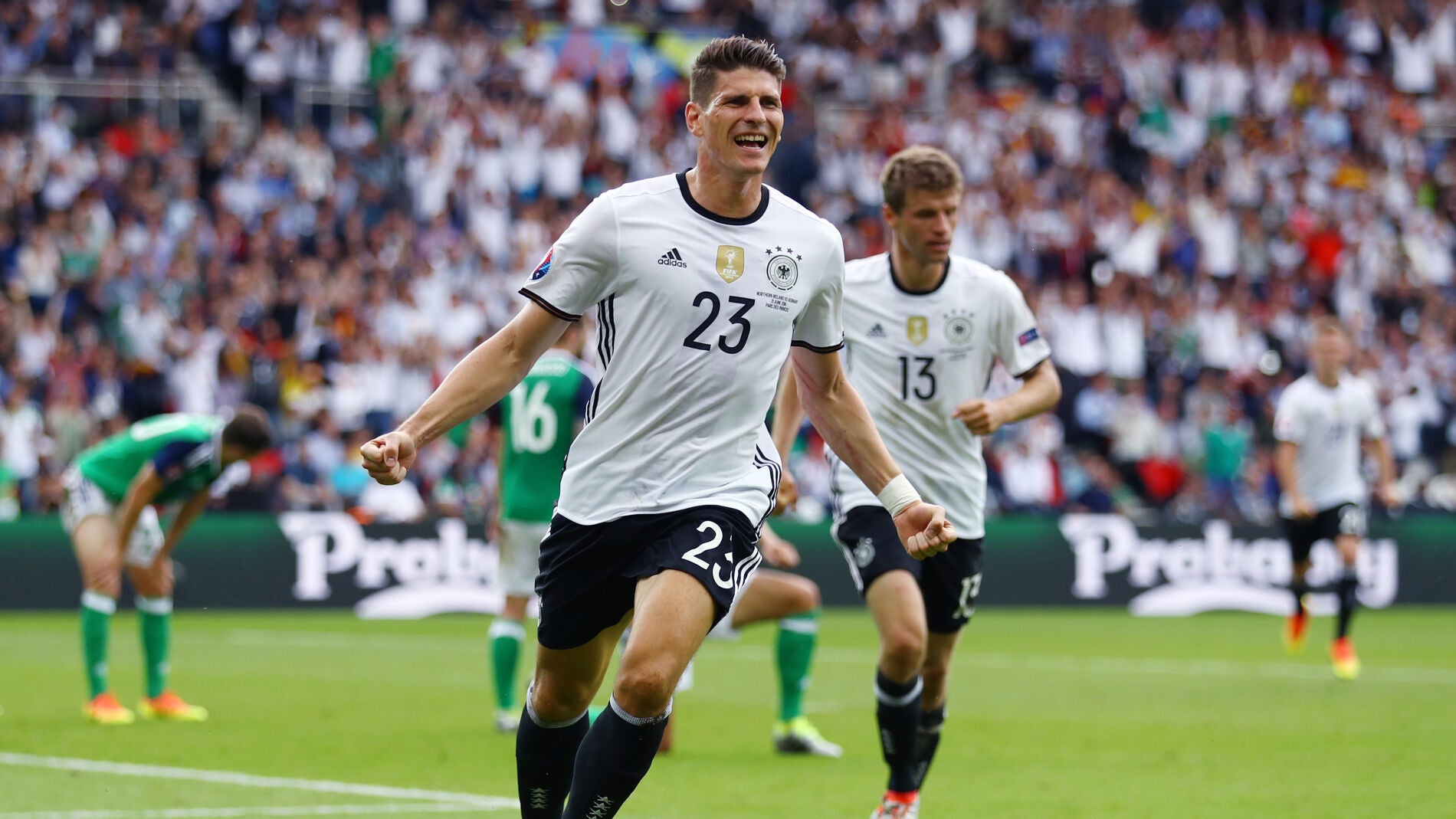 Mario G&oacute;mez celebra su gol contra Irlanda del Norte