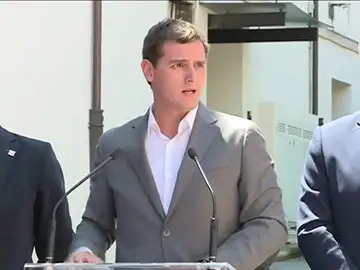 Frame 48.595656 de: Rivera pide a Rajoy y Sánchez negociar el 27J "sin condiciones" Frame 48.595656 de: Rivera pide a Rajoy y Sánchez negociar el 27J "sin condiciones"