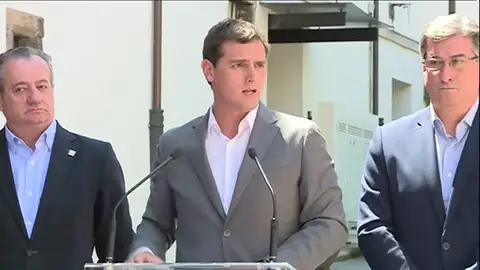 Frame 48.595656 de: Rivera pide a Rajoy y Sánchez negociar el 27J "sin condiciones" Frame 48.595656 de: Rivera pide a Rajoy y Sánchez negociar el 27J "sin condiciones"