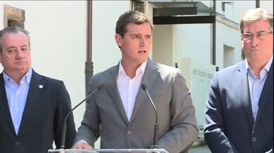 Rivera pide a Rajoy y Sánchez negociar el 27J 