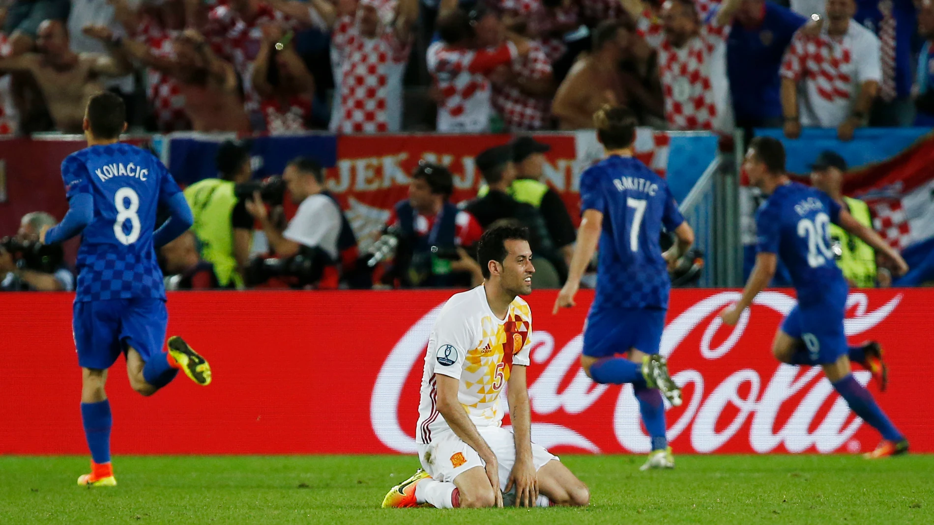 Busquets, abatido tras el segundo gol croata Busquets, abatido tras el segundo gol croata