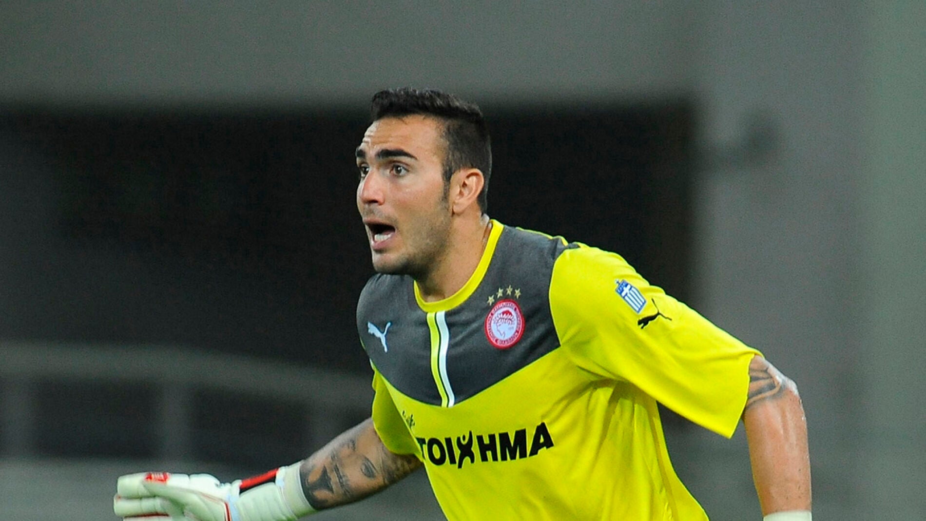 Roberto Jimenez con el Olympiacos de Grecia durante un partido de Champions